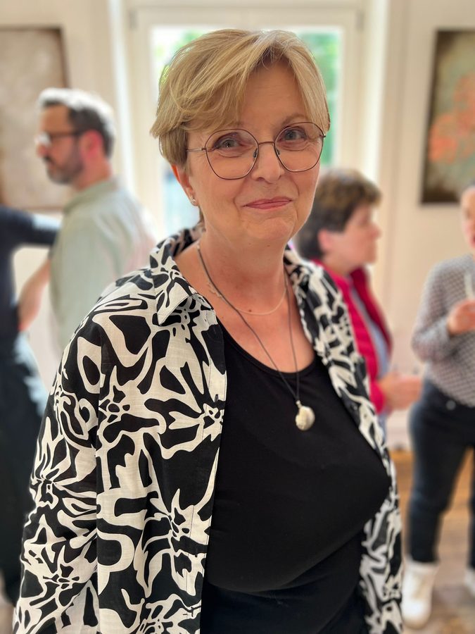 Beate Schaefer, Malerin aus Hamburg, bei einer Ausstellung